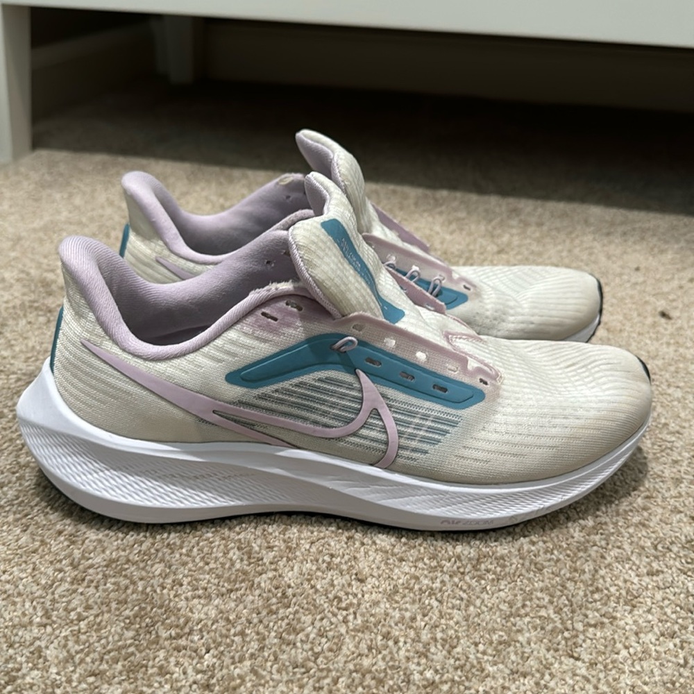 SOLD ** Nike Air Zoom Pegasus 39 (laces included)